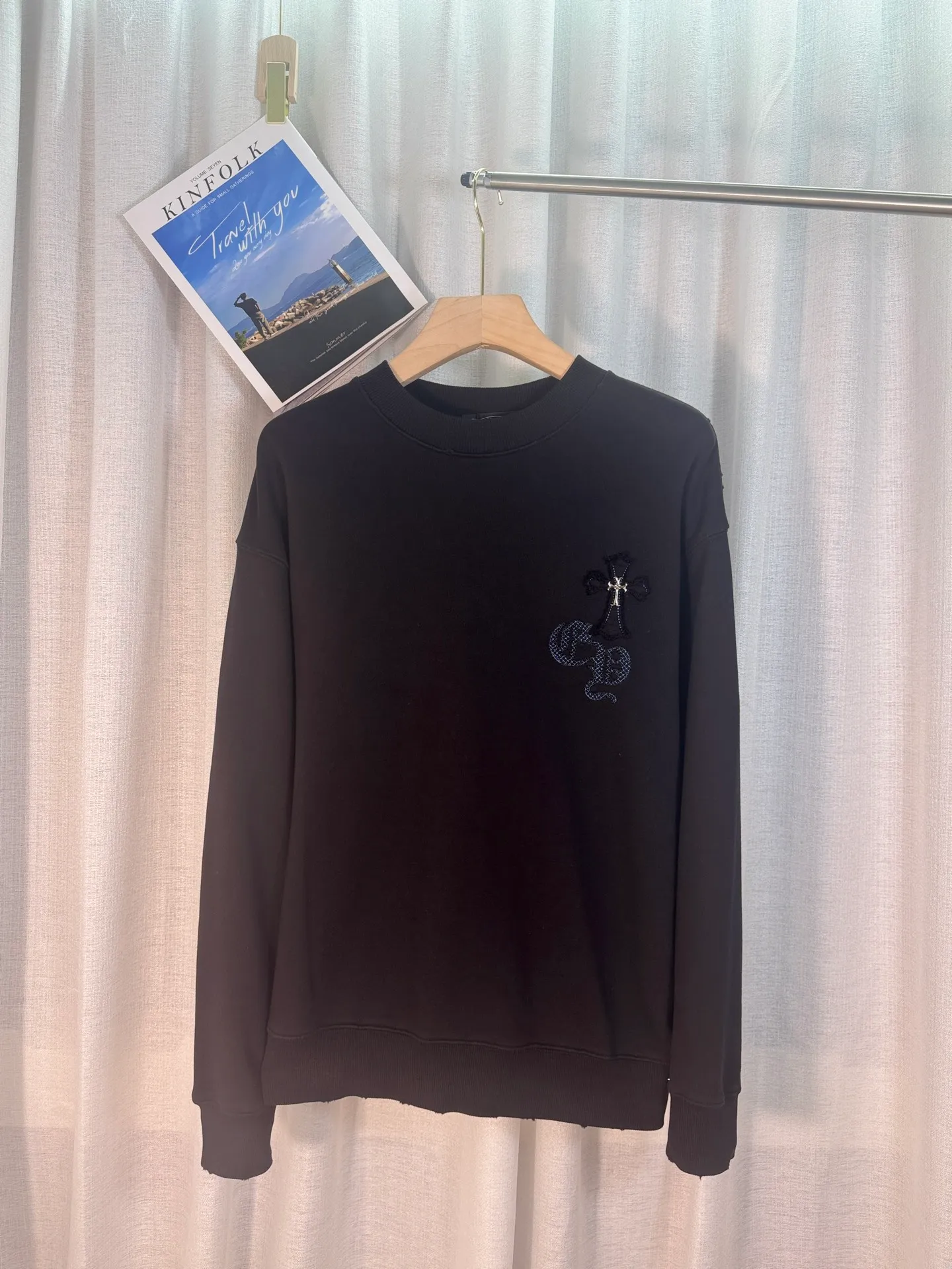 P260 top version, real shot without P, ​​different from market currency) 𝗖𝗵𝗿𝗼𝗺𝗲 𝗛𝗲𝗮𝗿𝘁𝘀/Cro Heart 2025 denim patch embroidery autumn and winter new original single counter American laser burnt 3D three-dimensional color embroidery couple casual sweatshirt 👑The highest version! Customized fabric 430g tripe terry fabric! American acid washed distressed original denim with burnt flowers ✟appliqué embroidery and exquisite embroidery of letters! The best-selling model in the counter, very comfortable to wear. Accessories: original molded and authenticated collar label➕100% silk wash label. Genuine purchase-grade original hangtag➕matching hanging rope➕3D hanging beads➕original packaging bag. Craftsmanship: The original version has consistent wiring! The highest version of the armhole matching technique! Color: White Black Size: S M L XL Style No.: 9330